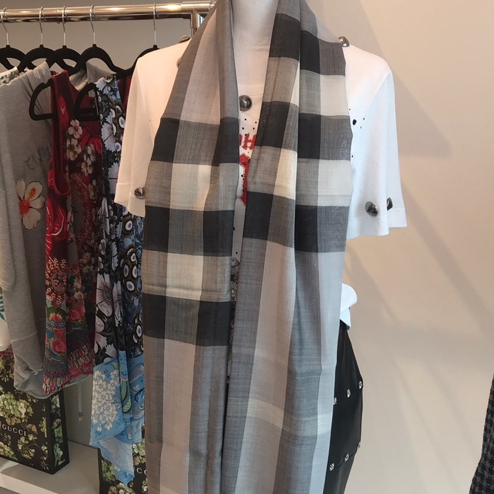 Brand New!!Burberry Lightweight Check Scarf